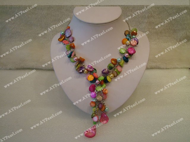 collier de coquillages multicolores