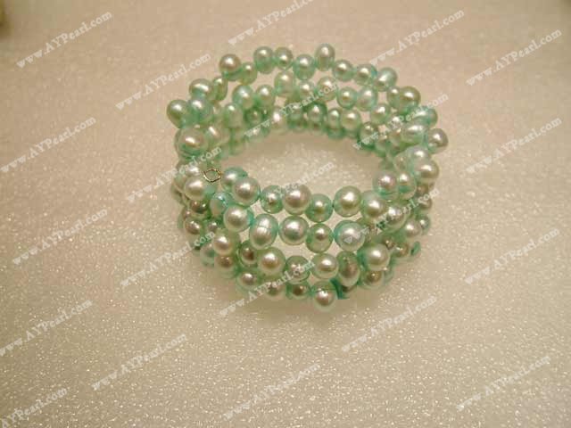 Dyed pearl bracelet
