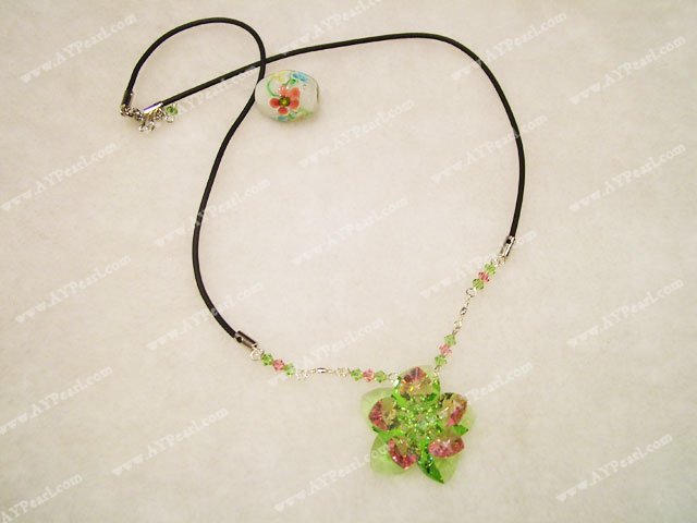 collier de fleurs en cristal