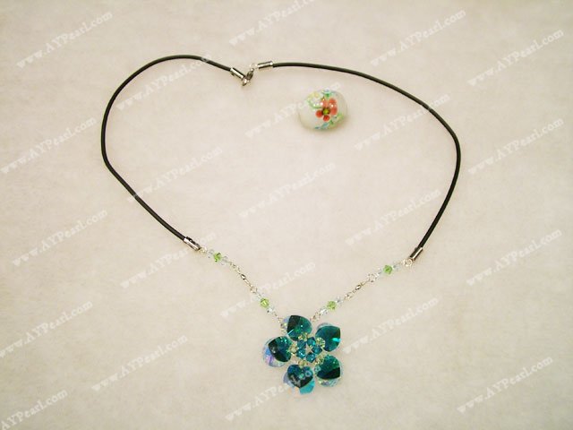 collier de fleurs en cristal