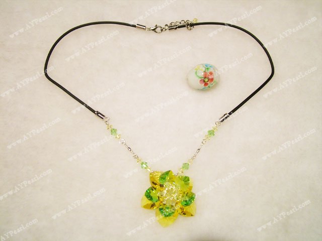 collier de fleurs en cristal