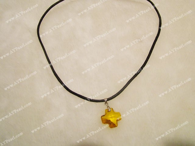 Collier croix en cristal