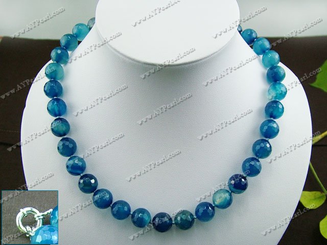 mångfasetterade blå agat halsband