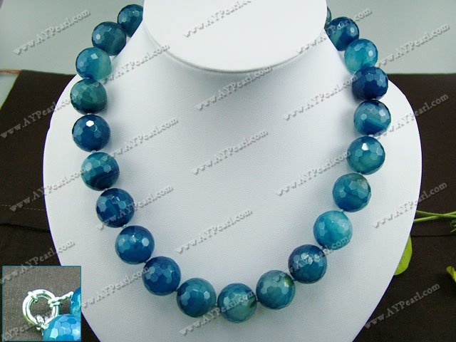mångfasetterade blå agat halsband