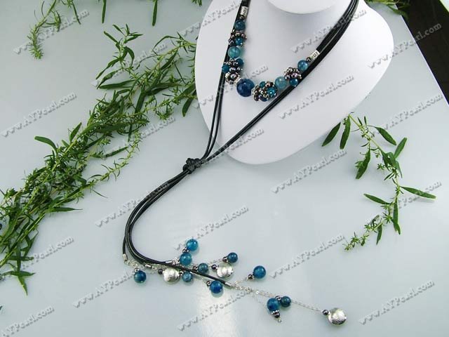 Black Pearl blå agat halsband