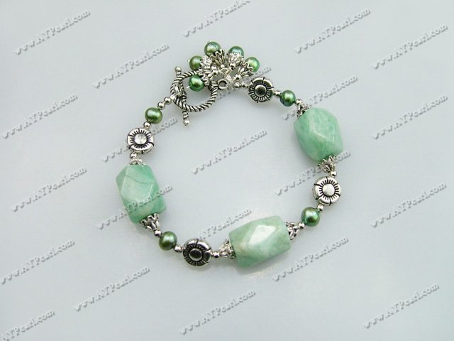 pearl and jade bracelet