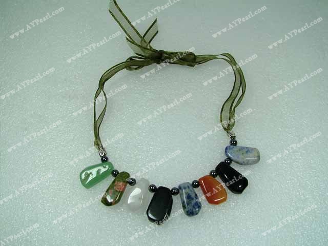 collier en pierre de couleur